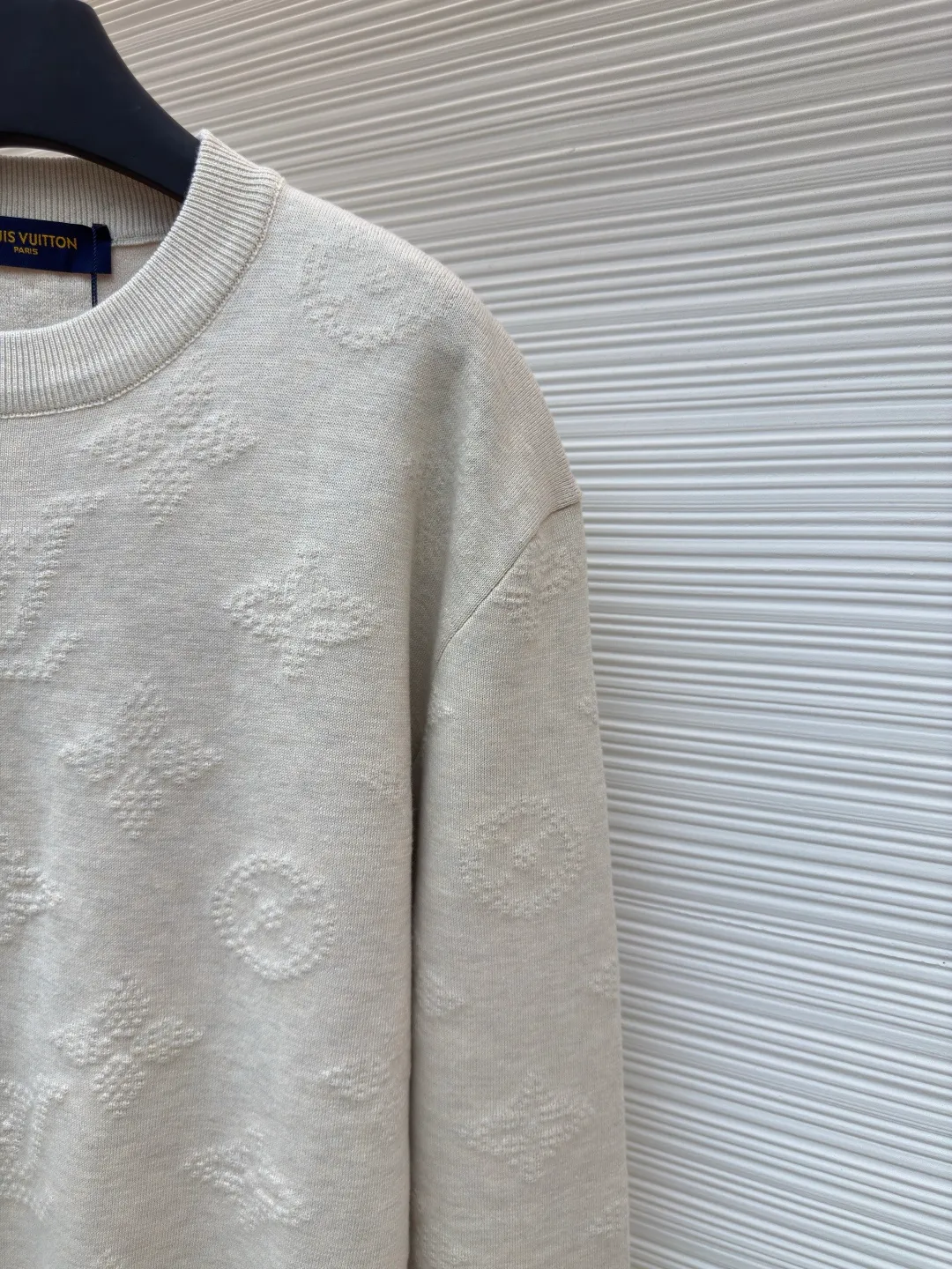 LOUIS VUITTON letter dark pattern embossed sweater ●Authentic product: 14800 purchase and development ●Item number: 1680547-B25 ●Fabric: cashmere fabric ●Technology: embossed technology ●Version: fitted version ●Weight: about 765 grams ●Size: S-M-L ●Description: Made of cashmere blended fabric, neckline, sleeves, and hem threads, the overall routing is straight and delicate, the fabric is comfortable and soft, and the color is consistent without color difference. It can be matched with the same style to create a fashionable look, and can be used in various occasions. Customized accessories, complete with three standards, same style for men and women!